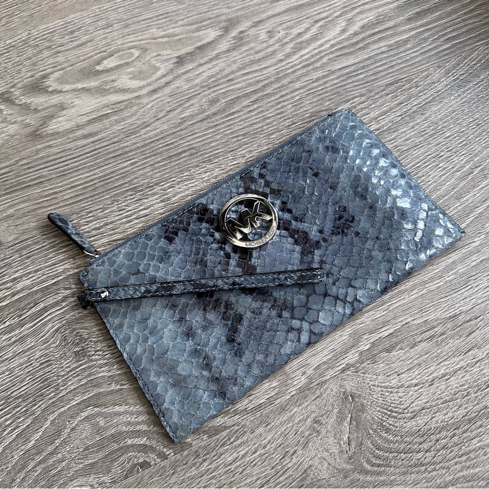 [PZ015] MICHAEL KORS SNAKESKIN PRINT LEATHER WRISTLET CLUTCH IN BLUE
